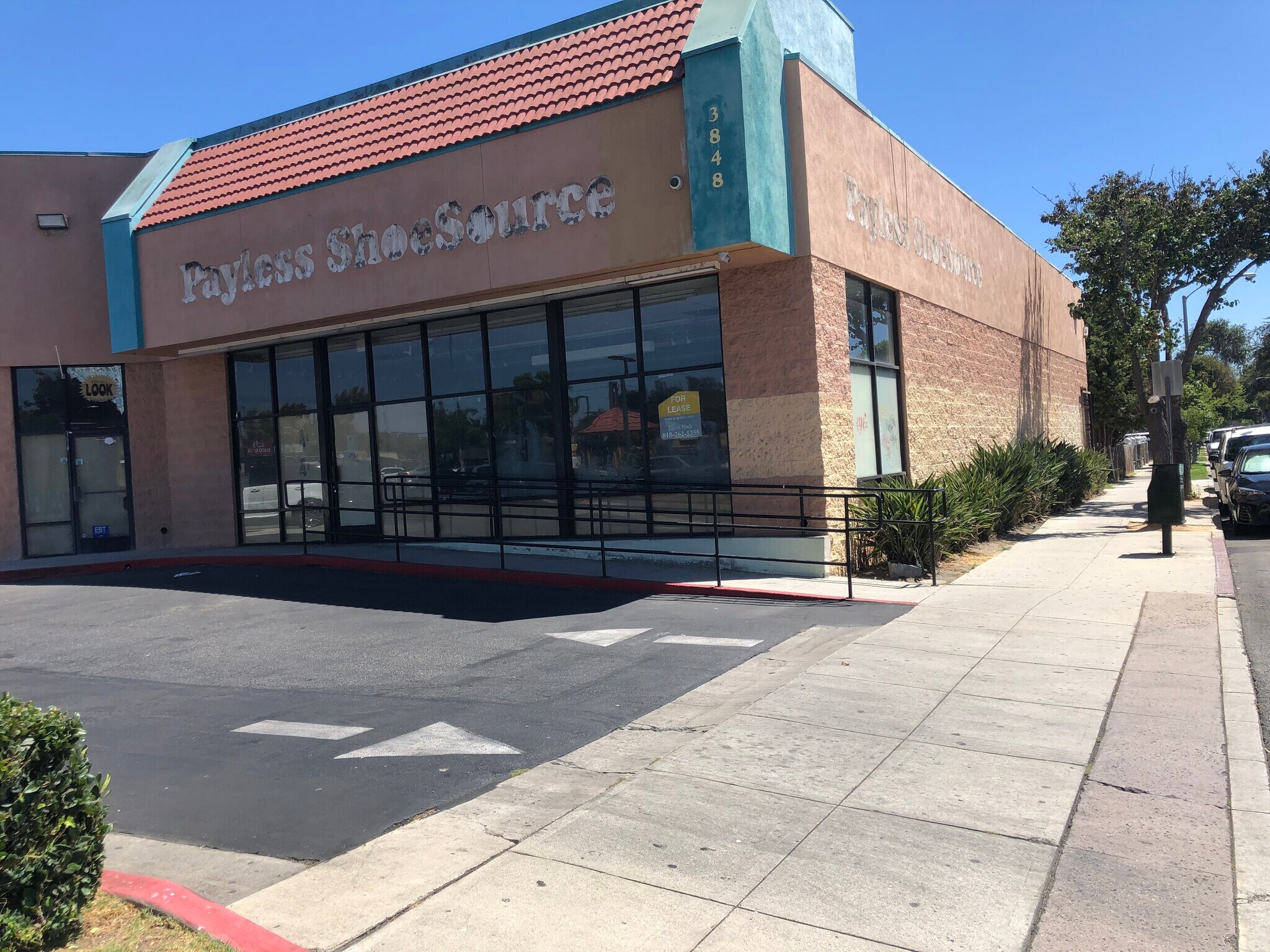 3848 Tweedy Blvd, South Gate, CA 90280 DD's Discounts Shopping Center