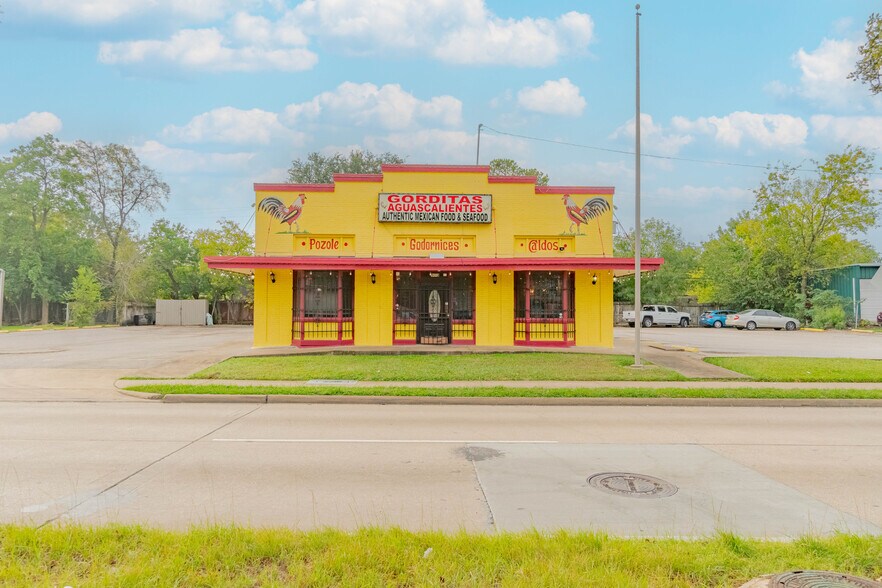 900 Edgebrook Dr, Houston, TX 77034