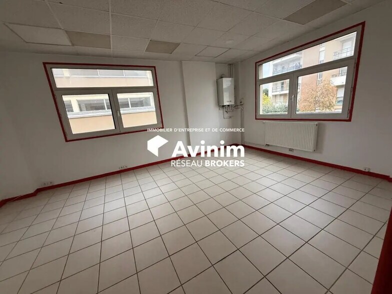 Office in Argenteuil for lease - Interior Photo - Image 2 of 3