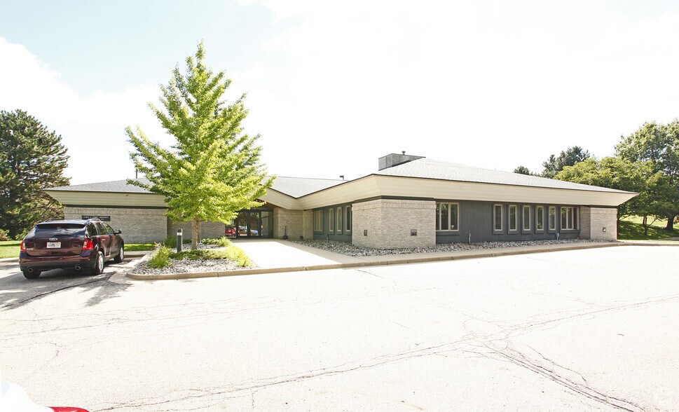 2157 University Park Dr, Okemos, MI for sale - Primary Photo - Image 1 of 1
