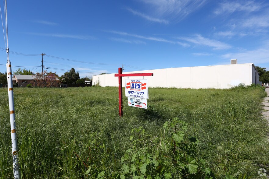 321 W Kern St, Dinuba, CA for sale - Primary Photo - Image 1 of 1