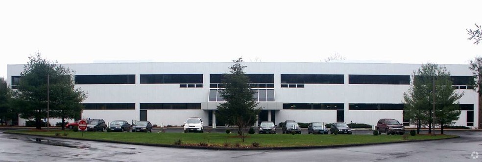 130 Business Park Dr, Armonk, NY for lease - Building Photo - Image 1 of 3