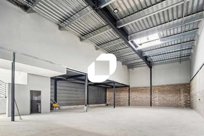 Flex in Villeneuve-sous-Dammartin for lease - Interior Photo - Image 3 of 16