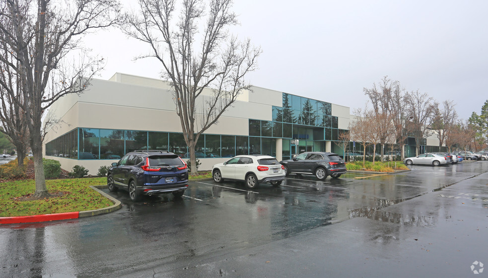 5700 Stoneridge Dr, Pleasanton, CA for lease - Building Photo - Image 3 of 3