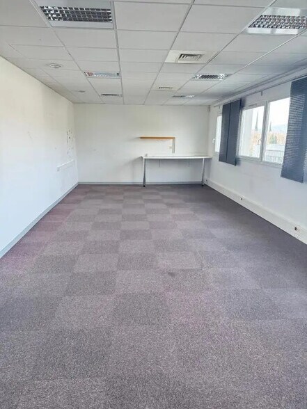 Office in Gémenos for lease - Interior Photo - Image 2 of 5