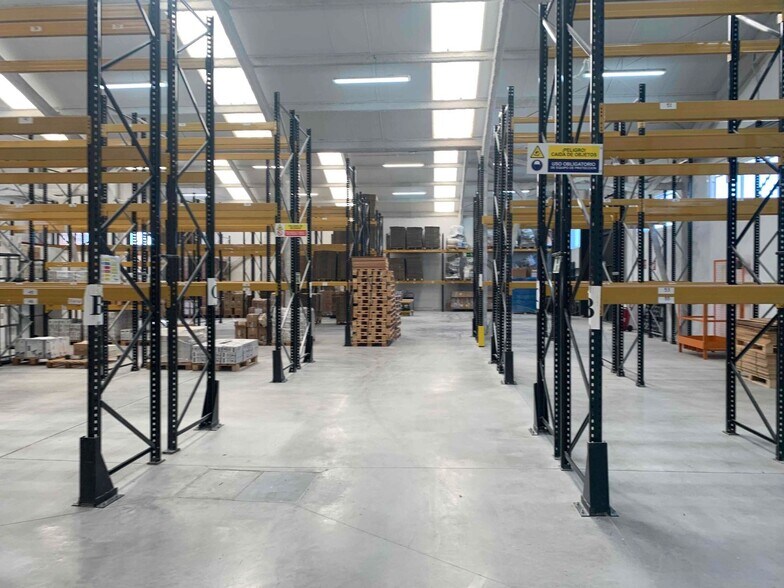 Industrial in Valdeolmos-Alalpardo, Madrid for sale - Interior Photo - Image 2 of 9