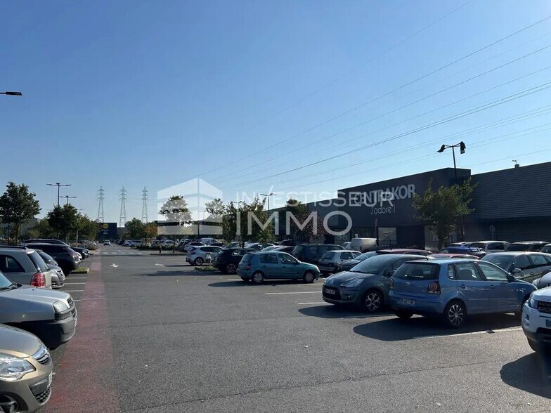 Retail in Corbeil-Essonnes for lease - Building Photo - Image 2 of 7