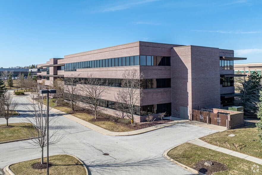 W126N7338 Flint Rd, Menomonee Falls, WI for lease - Building Photo - Image 1 of 1