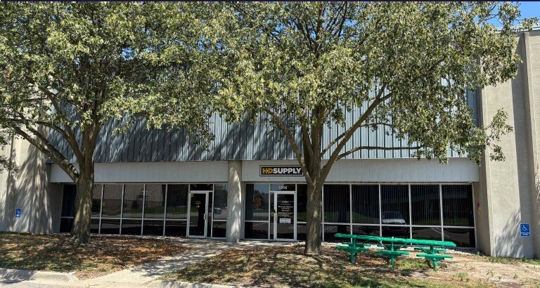 13106-13114 Waco Ct, Livonia, MI for lease - Building Photo - Image 1 of 7