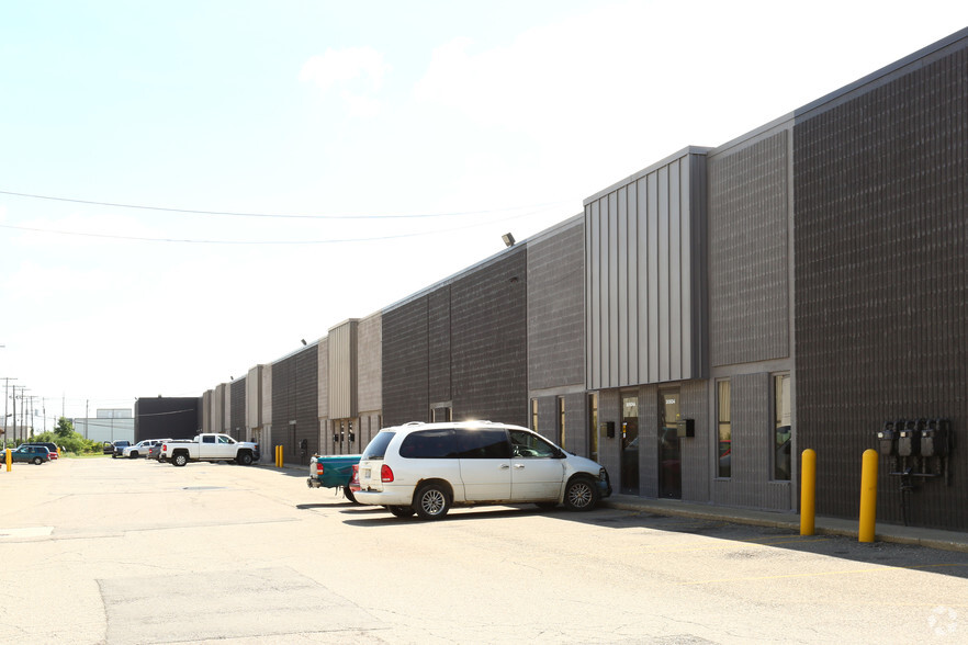 30932-30976 Industrial Dr, Livonia, MI for lease - Building Photo - Image 3 of 12