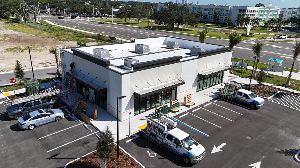 3201 34th St S, Saint Petersburg, FL for lease - Building Photo - Image 3 of 9