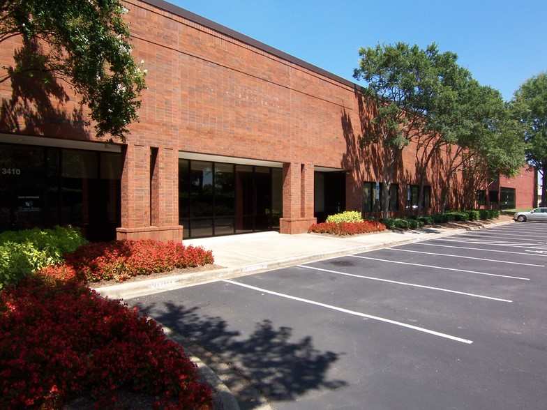 3410 Oak Lake Blvd, Charlotte, NC for lease - Building Photo - Image 1 of 3