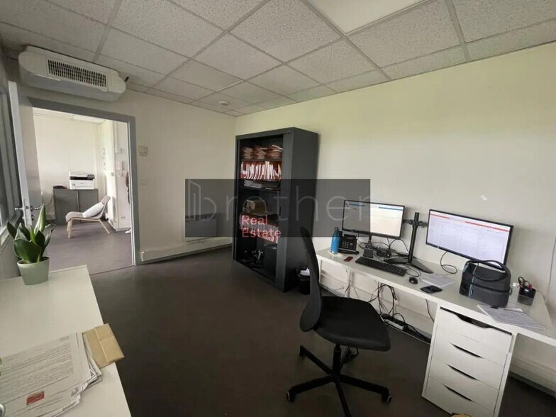 Office in Bordeaux for lease - Interior Photo - Image 3 of 3