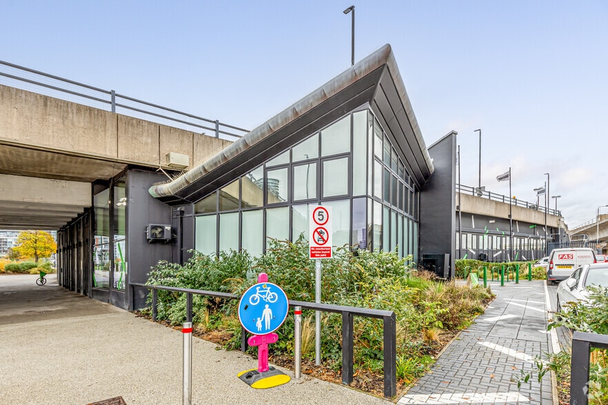 1 Dock Rd, London for lease - Primary Photo - Image 2 of 15
