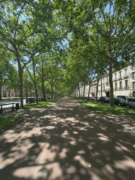 Flex in Versailles for sale - Building Photo - Image 1 of 10