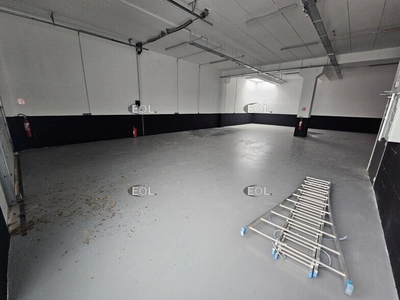 Flex in Villejuif for lease - Interior Photo - Image 3 of 6