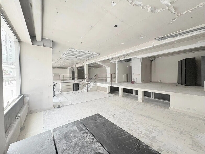 17 Rue Bessières, Paris for lease - Interior Photo - Image 2 of 5