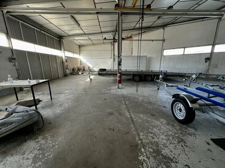 Retail in Le Pontet for lease - Building Photo - Image 3 of 6