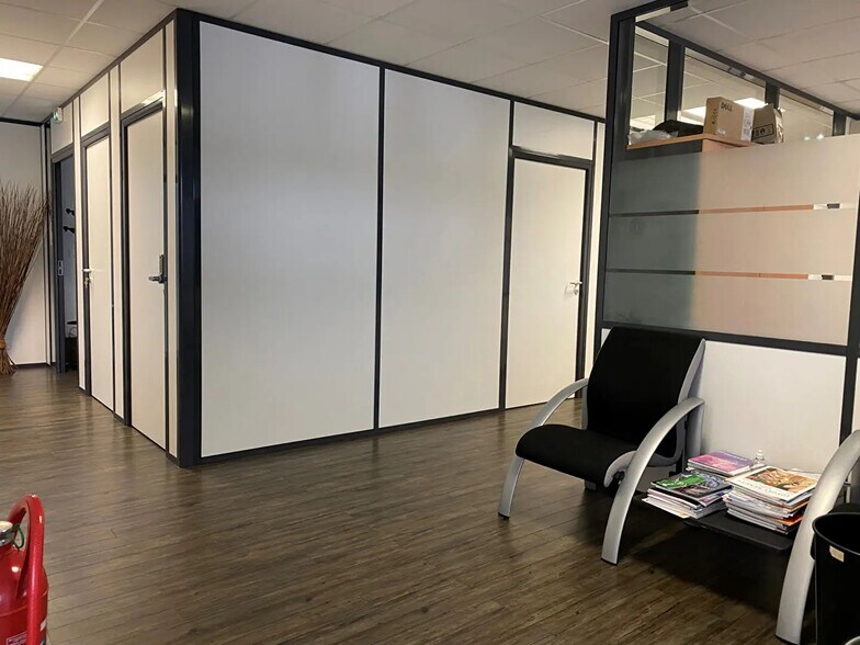 Office in Croissy-sur-Seine for sale - Building Photo - Image 3 of 9