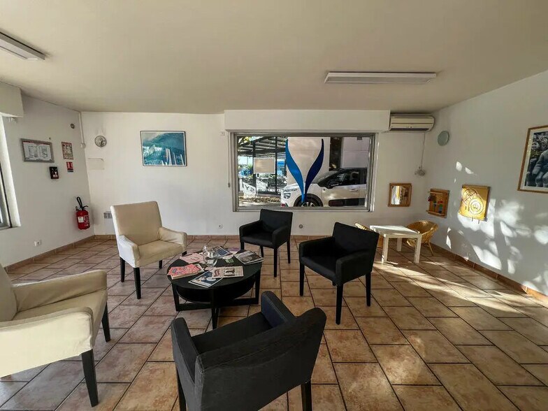 Retail in Maubec for lease - Lobby - Image 3 of 10