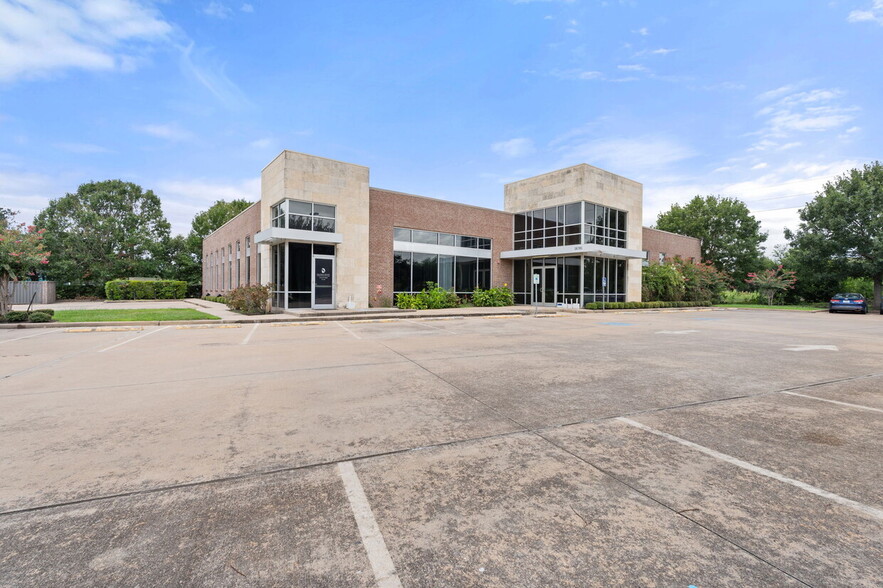 16701 Creek Bend Dr, Sugar Land, TX for lease - Building Photo - Image 1 of 10