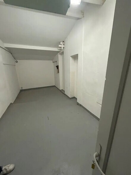 Retail in Boulogne-Billancourt for lease - Interior Photo - Image 2 of 3