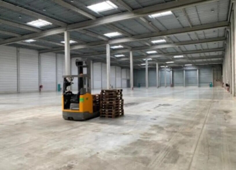 Industrial in Longueil-Sainte-Marie for lease - Building Photo - Image 3 of 8