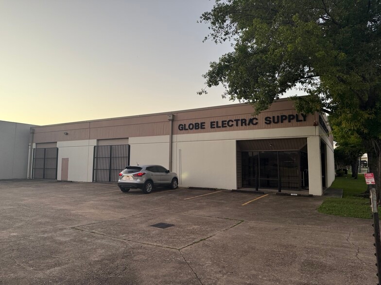 10902 Roark Rd, Houston, TX for lease - Building Photo - Image 1 of 9