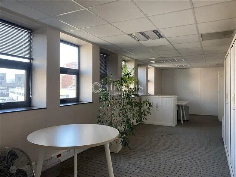 Office in Ivry-sur-Seine for lease - Interior Photo - Image 3 of 6