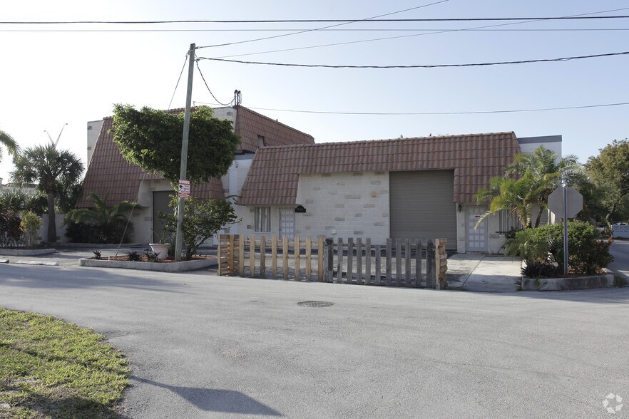 984 SW 13th Ct, Pompano Beach, FL for lease - Primary Photo - Image 1 of 2