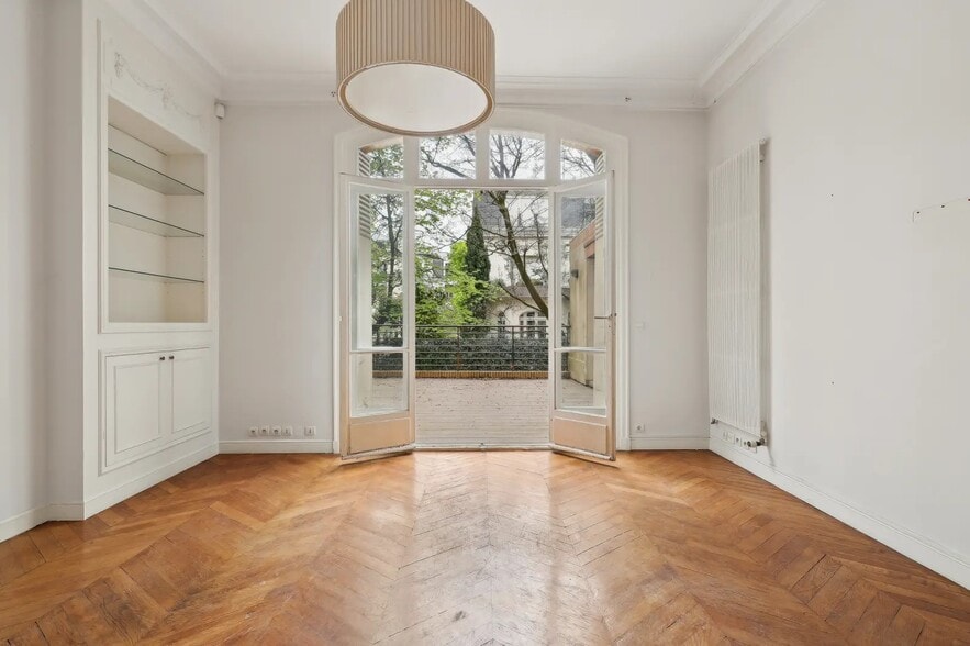Rue Marbeau, Paris for sale - Interior Photo - Image 2 of 17