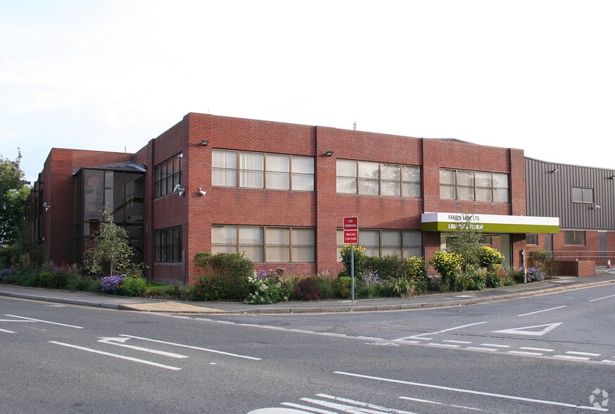 1 Lion Park Ave, Chessington for sale - Primary Photo - Image 1 of 1