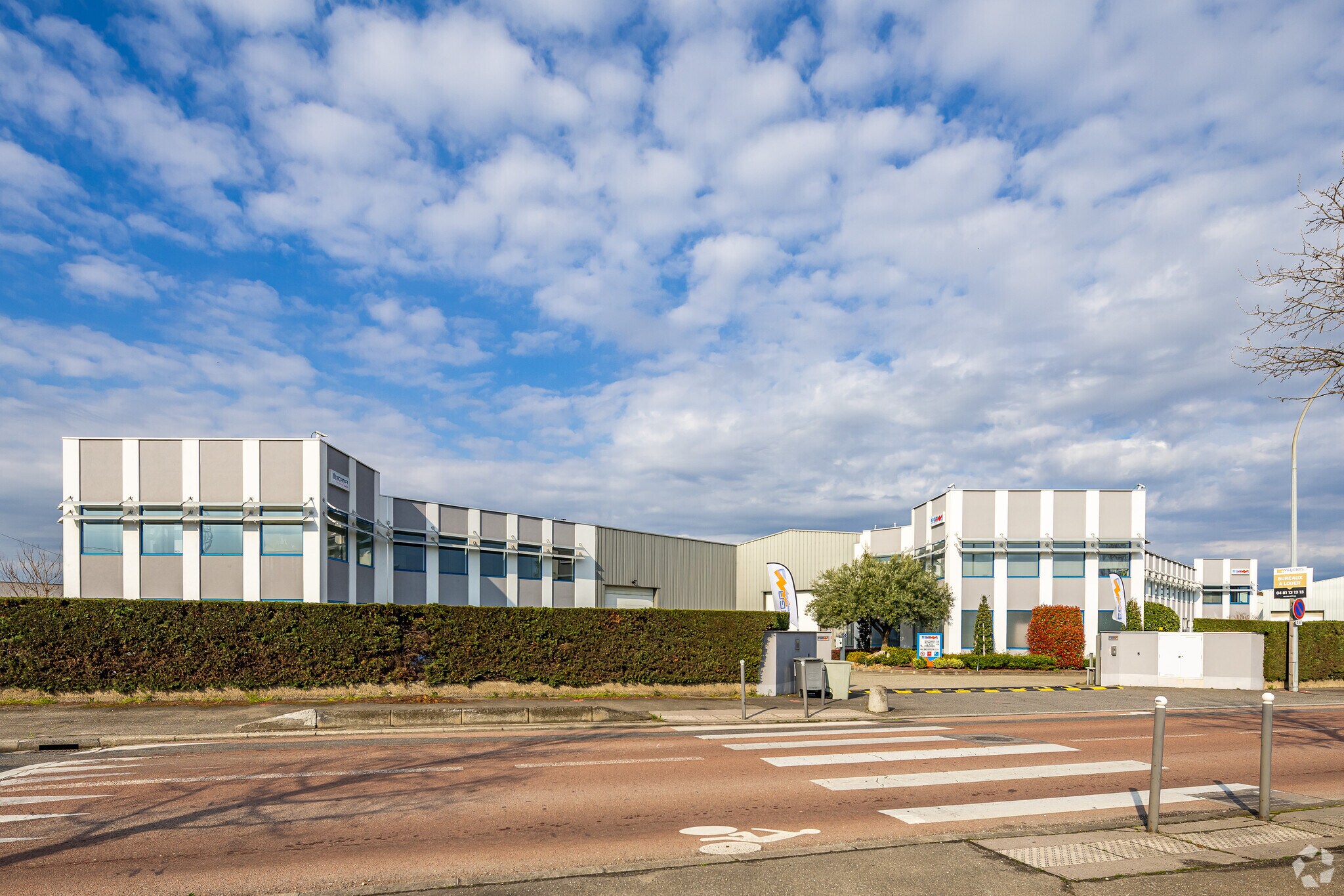 Office in Corbas for lease Primary Photo- Image 1 of 3