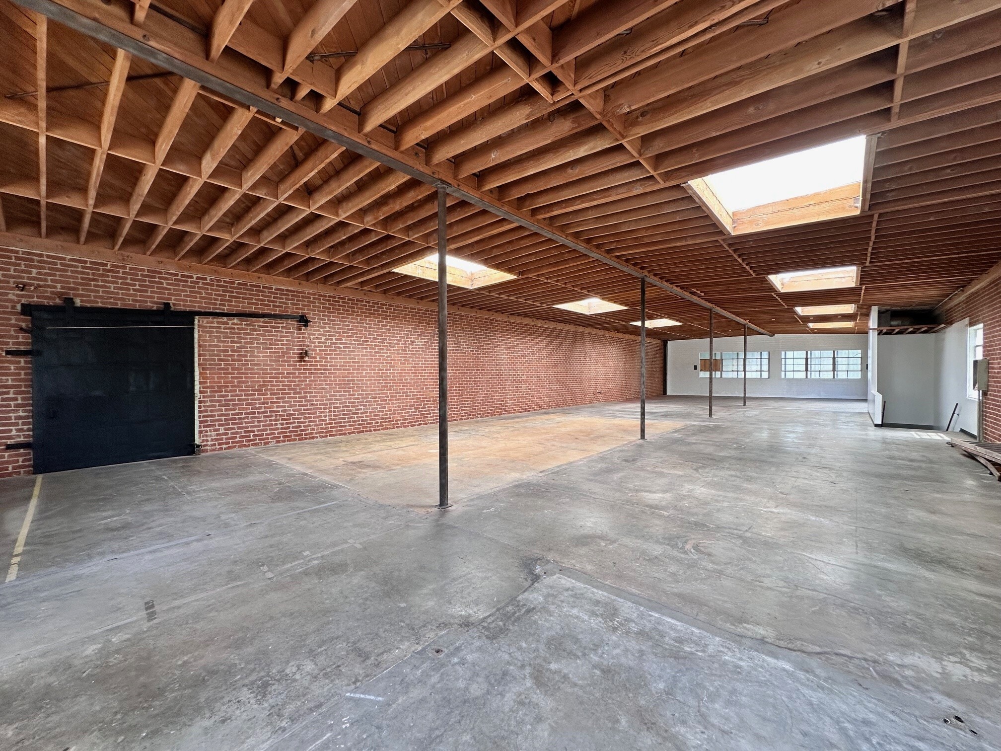 1327 S Olive St, Los Angeles, CA for lease Building Photo- Image 1 of 25