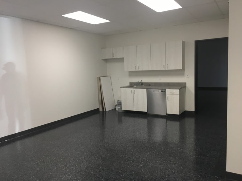 8044 SE Harold St, Portland, OR for lease - Interior Photo - Image 3 of 6