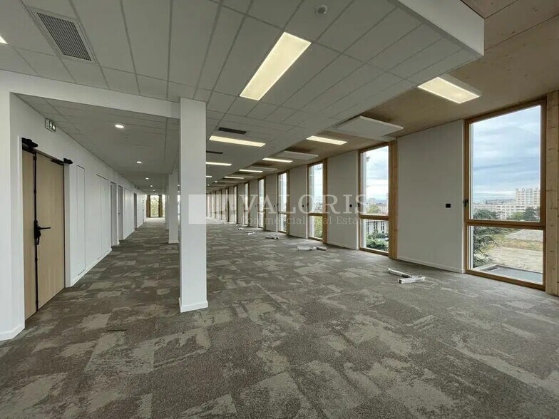 Office in Vaulx-en-Velin for lease - Building Photo - Image 2 of 13
