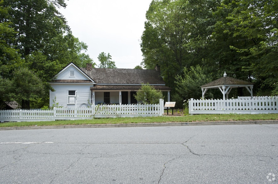 6075 Sandy Springs Cir NE, Atlanta, GA for lease - Primary Photo - Image 2 of 3