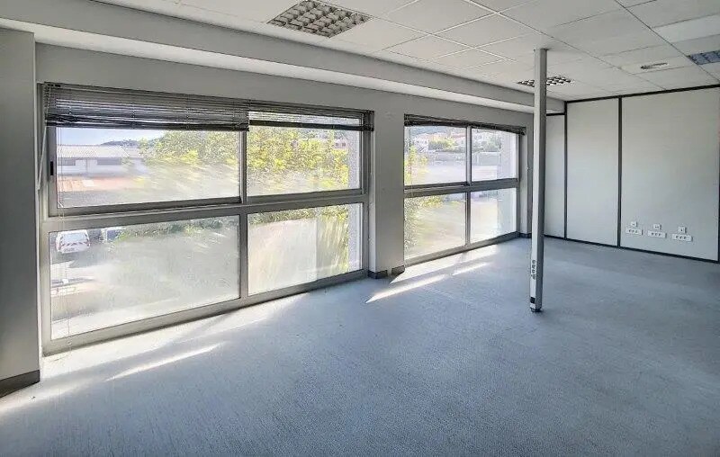 Office in Saint-Laurent-du-Var for lease - Interior Photo - Image 1 of 6