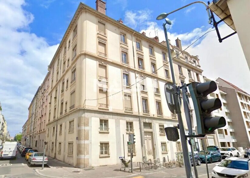 Office in Villeurbanne for sale - Building Photo - Image 1 of 11