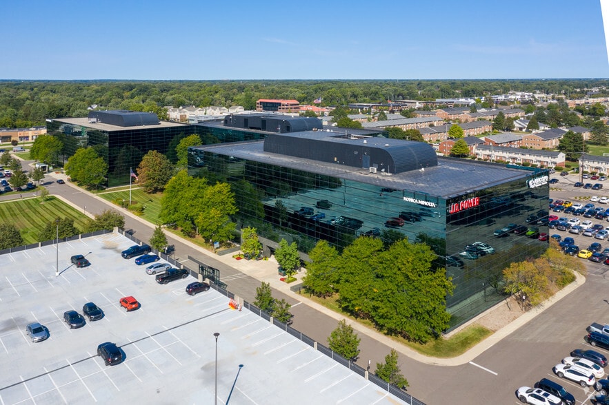 320 E Big Beaver Rd, Troy, MI for lease - Building Photo - Image 2 of 9