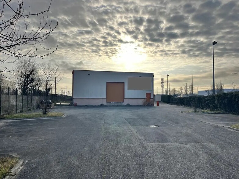 Flex in Mions for lease - Building Photo - Image 3 of 7