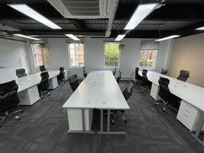 2 Bath Pl, London for lease Interior Photo- Image 2 of 12