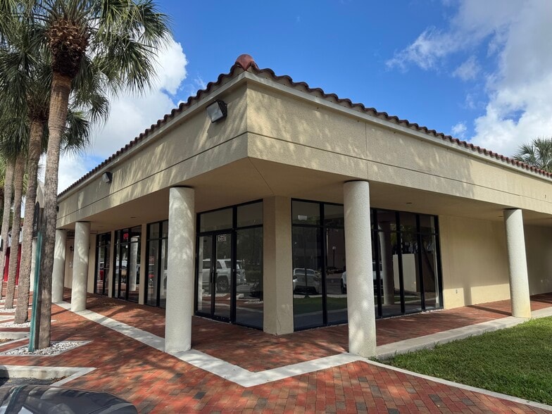 15503-15509 Bull Run Rd, Hialeah, FL for lease - Building Photo - Image 2 of 4