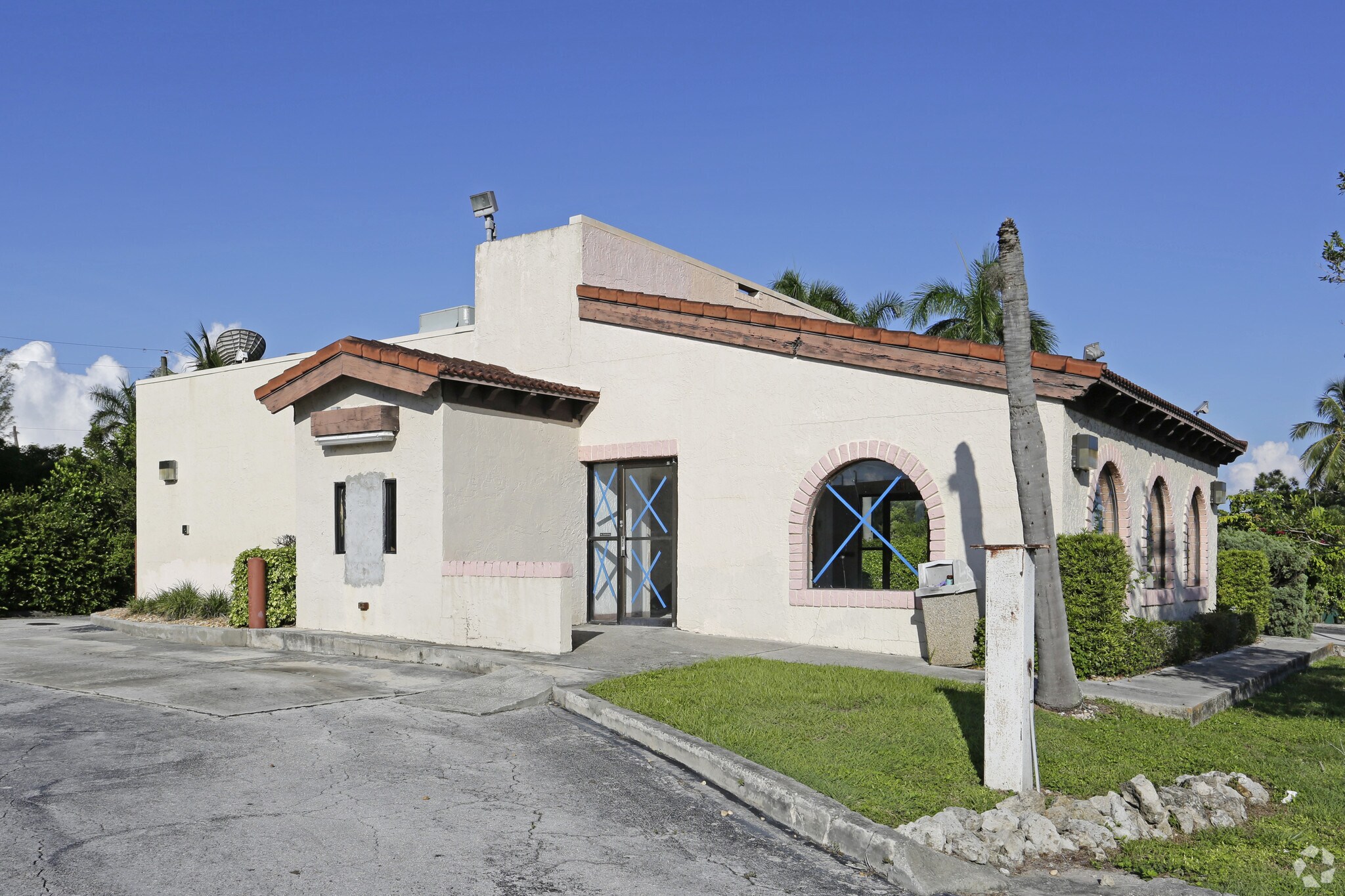 2224 Tamiami Trl E, Naples, FL for sale Primary Photo- Image 1 of 1