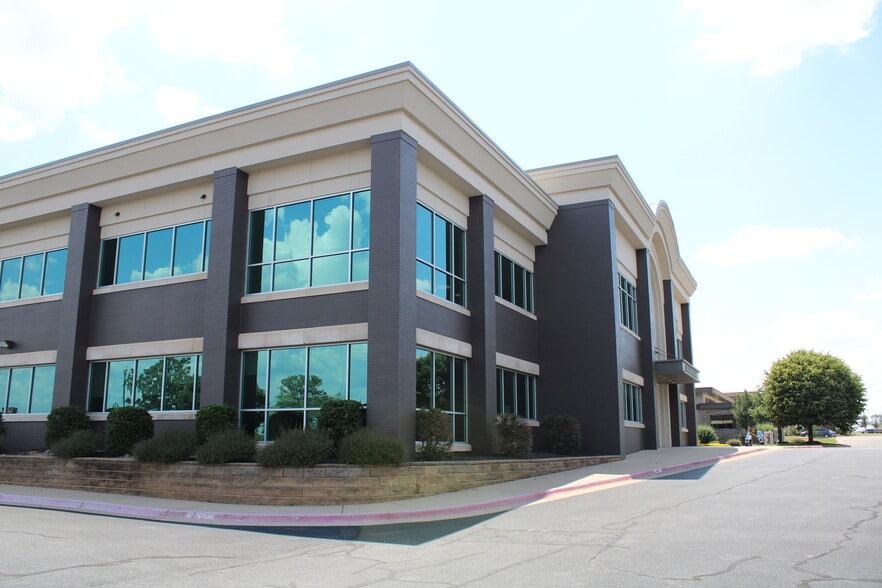 802 SE Plaza Ave, Bentonville, AR for lease - Building Photo - Image 3 of 8