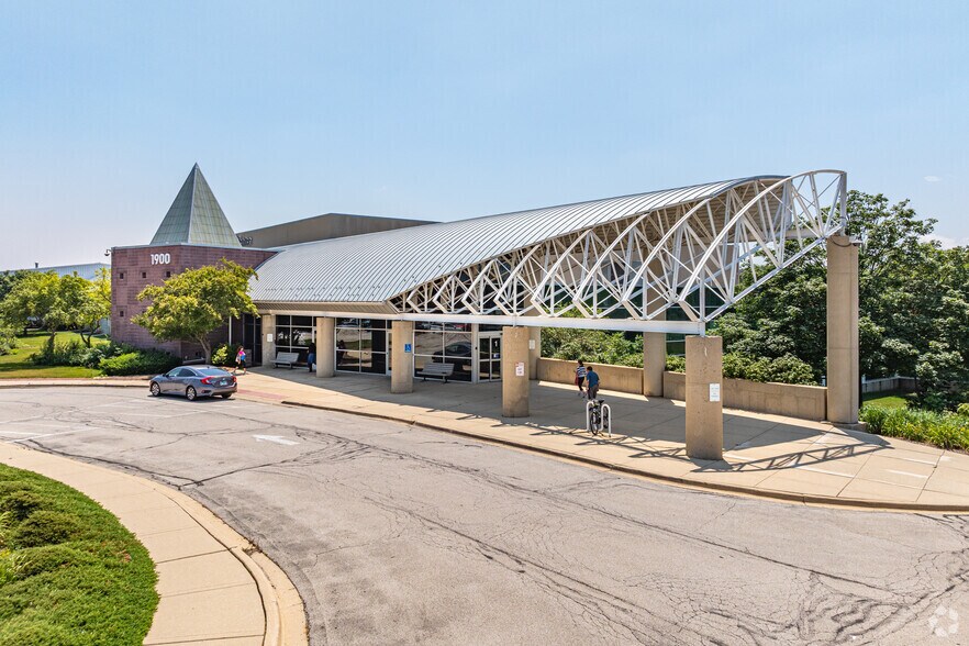 1900 Ogden Ave, Aurora, IL for sale - Primary Photo - Image 1 of 1