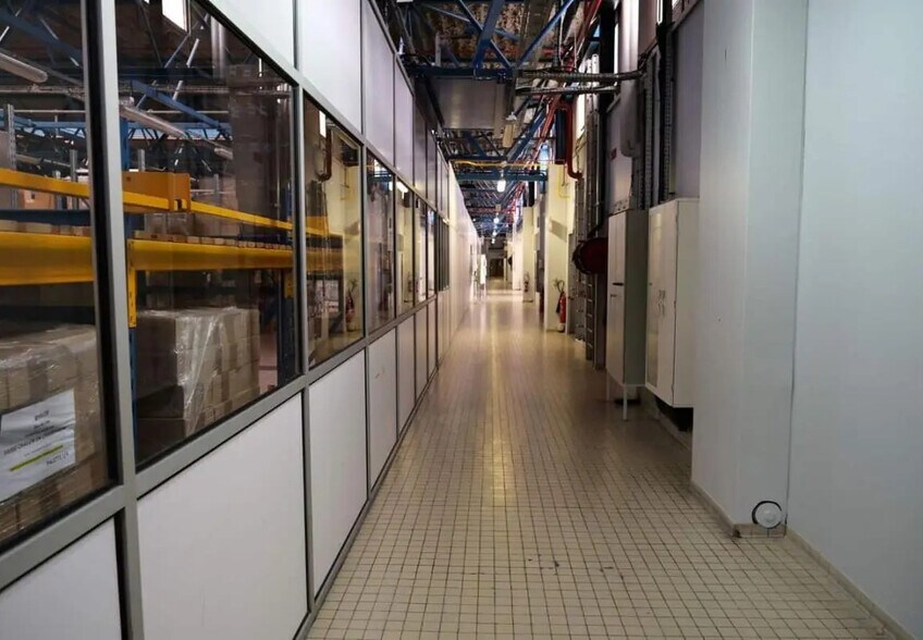 Industrial in Châlons-en-Champagne for sale - Interior Photo - Image 2 of 12