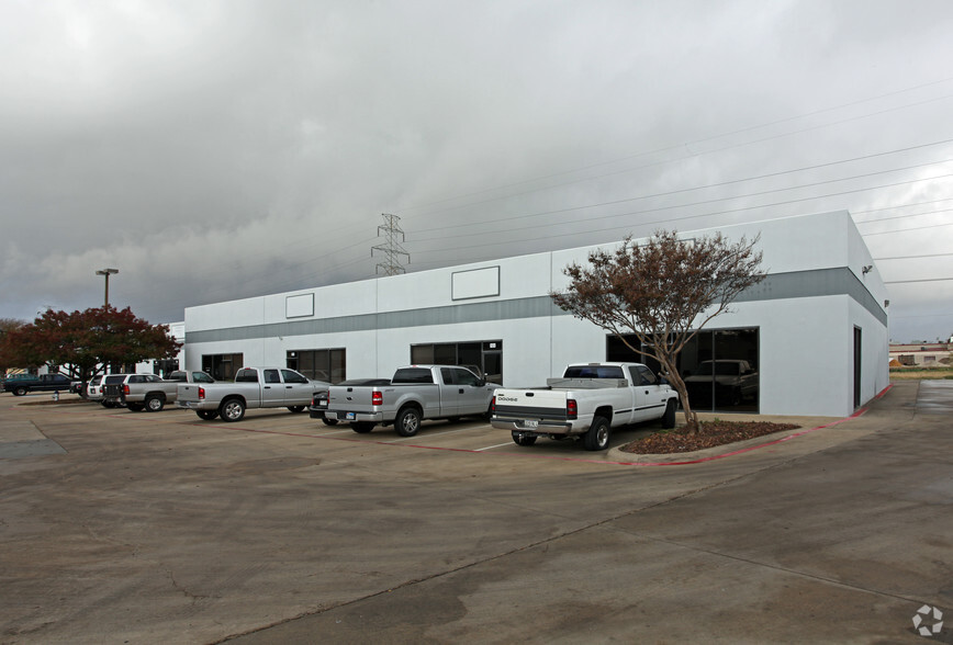 11056 Shady Trl, Dallas, TX for lease - Building Photo - Image 3 of 18