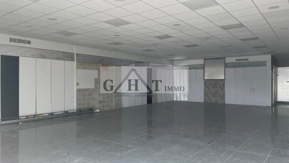 Retail in Rozay-en-Brie for lease - Interior Photo - Image 2 of 2