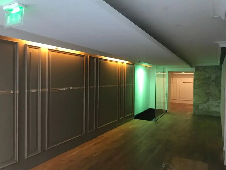Retail in Paris for lease - Interior Photo - Image 2 of 8